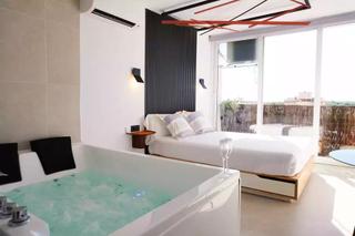 Estudi a Silvia. Estudio totalmente renovado con bañera de hidromasaje para 2 per