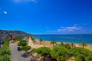 Appartement à Avenida de rhode 93. Ático en roses con gran terraza y vistas al mar.