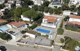 Maison à Carrer canaries 48. Oportunidad única! casa con vistas espectaculares a la bahía, pi