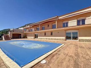 Casa a N/a. Villa con encanto y vistas al mar en pau  els olivars