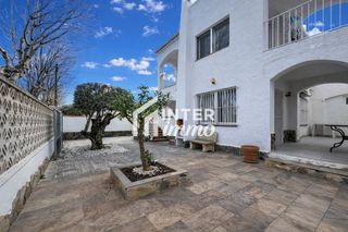 Haus in Carlit - Montseny. Casa dividida en 2 apartamentos con garaje en empuriabrava.