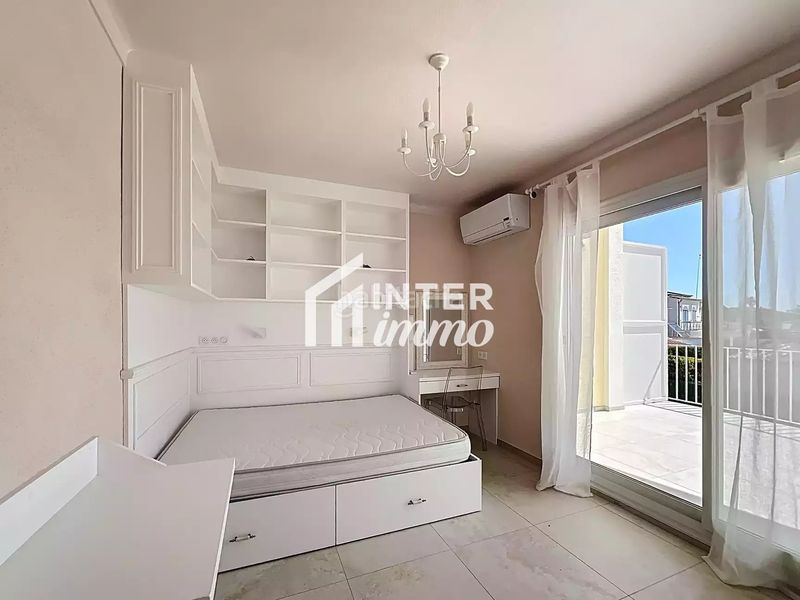 Foto 0eebf063-a0cc-43a4-aa90-8b3479f58ea5. Casa amb aparcament a Peni Empuriabrava