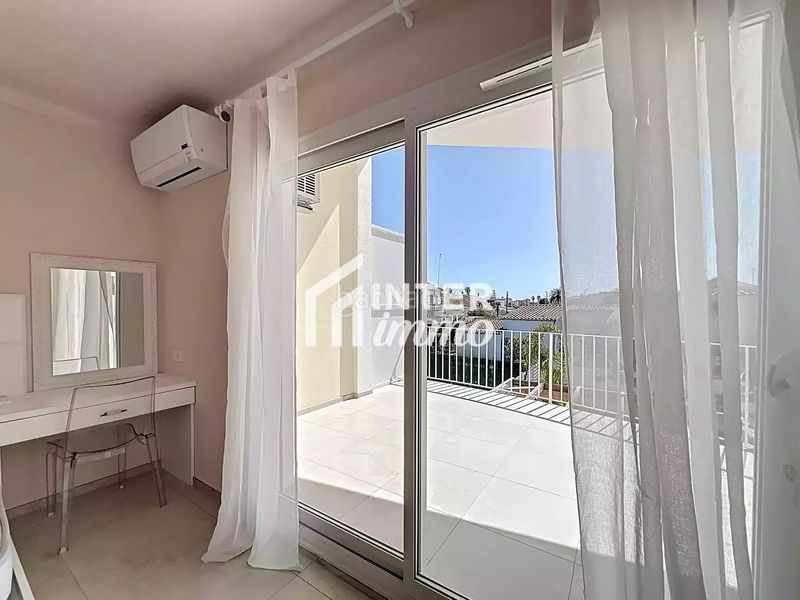 Foto 22f2e8b0-b300-468f-a577-f2a992adf0f8. Casa amb aparcament a Peni Empuriabrava