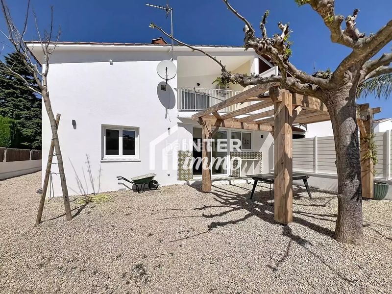 Foto 3ab96045-4f0e-4f98-9b46-3d0a625464a2. Casa amb aparcament a Peni Empuriabrava
