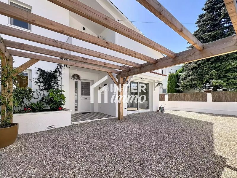 Foto 4f196239-5608-4b8d-9ac3-c89dd8b16f14. Casa amb aparcament a Peni Empuriabrava