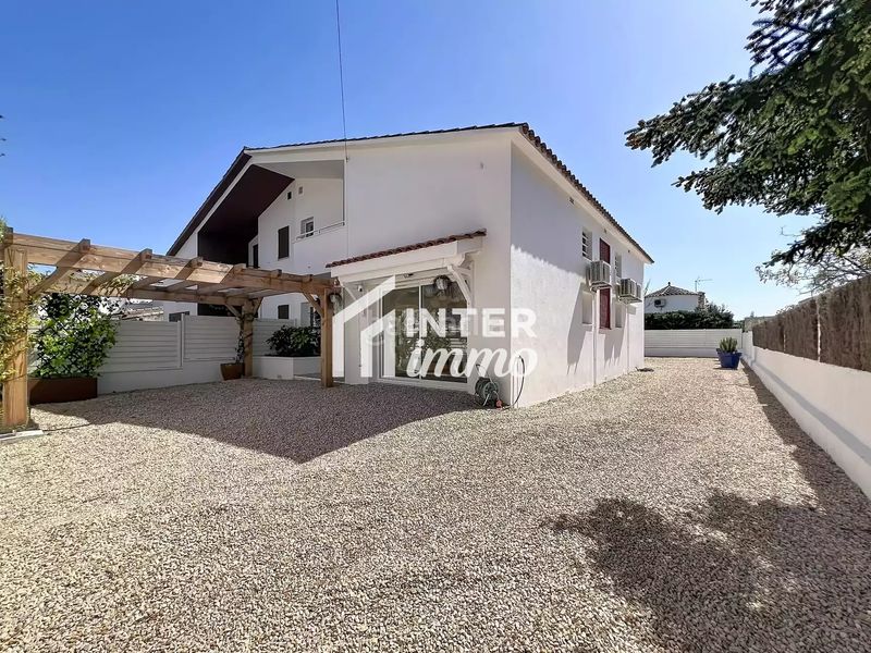 Foto 71a68f4d-4fa5-4fa3-916f-bc883bf095c2. Casa amb aparcament a Peni Empuriabrava