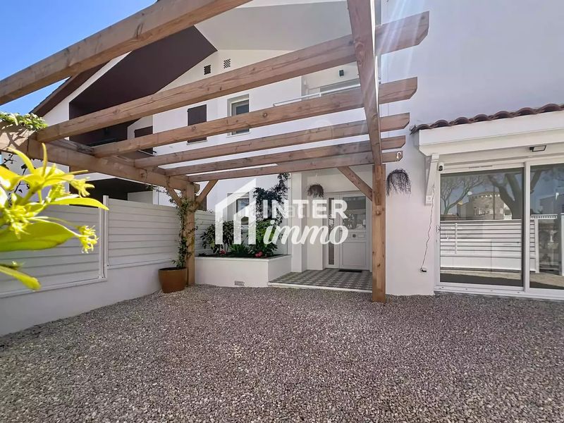 Foto 8a78fef5-56a0-4d07-82cc-86e8980e254e. Casa amb aparcament a Peni Empuriabrava