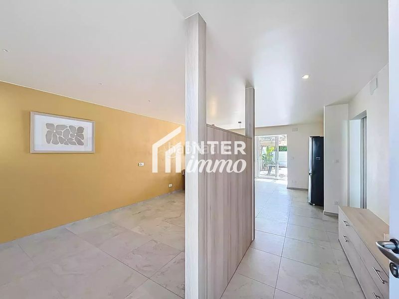 Foto b82dcfec-f84c-4a90-8938-afccb4b28527. Casa amb aparcament a Peni Empuriabrava