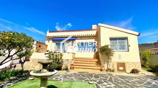 Casa a Calle del penedes 4. Casa con terraza y jard�n en mas boscas  a 5 minutos de la playa