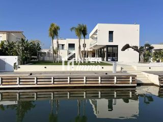 Casa a Carrer medes 17. Villa de prestigio en exclusividad con amarre de 25 m en los can