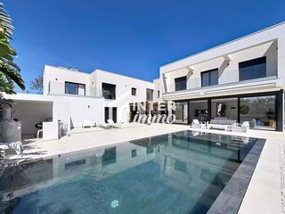 Haus in Carrer medes 17. Villa de prestigio en exclusividad con amarre de 25 m en los can