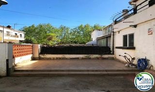 Casa a Calle puigmal d 5. Tu próximo proyecto en empuriabrava casa con jardín y gran poten