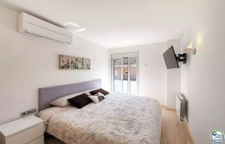 Appartement  Calle tirso de molina 55. Dúplex ático con gran terraza en el centro de roses