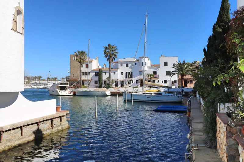 Foto 4cb93191-5102-4839-b893-00c93a73cfca. Apartament amb aparcament a Alberes Empuriabrava