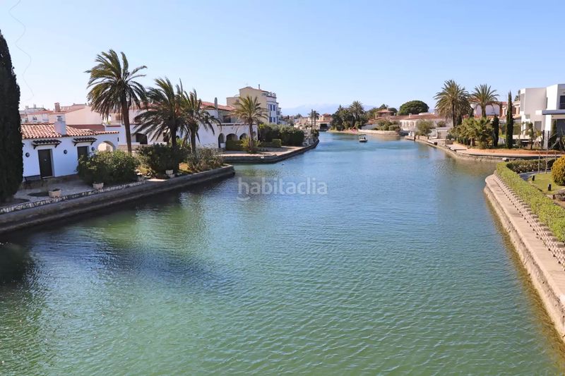 Foto edb29bf6-8361-49c0-91d5-6e6d5ef4fd35. Apartament amb aparcament a Alberes Empuriabrava