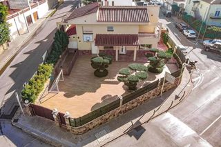 Casa  2254 apivend 2000. Fantástica casa moderna con piscina, cocina exterior y a pocos p