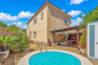 Casa  5909 apart-rent. Mas nou amplia casa con 5 dormitorios, garaje privado,  jardín,
