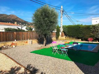 Casa  6190 inmobiliaria eureka. Casa con amplio jardín y piscina en venta en mas boscà roses