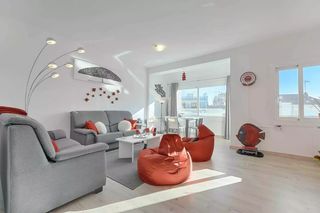 Piso  6403 apivend 2000. Modernidad en el corazón de roses tu hogar a un paso del mar.