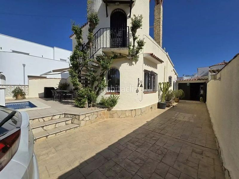 Foto 4ba5ed4e-0470-48f6-af4e-a6ed58f2ff1d. Casa amb piscina a Peni Empuriabrava
