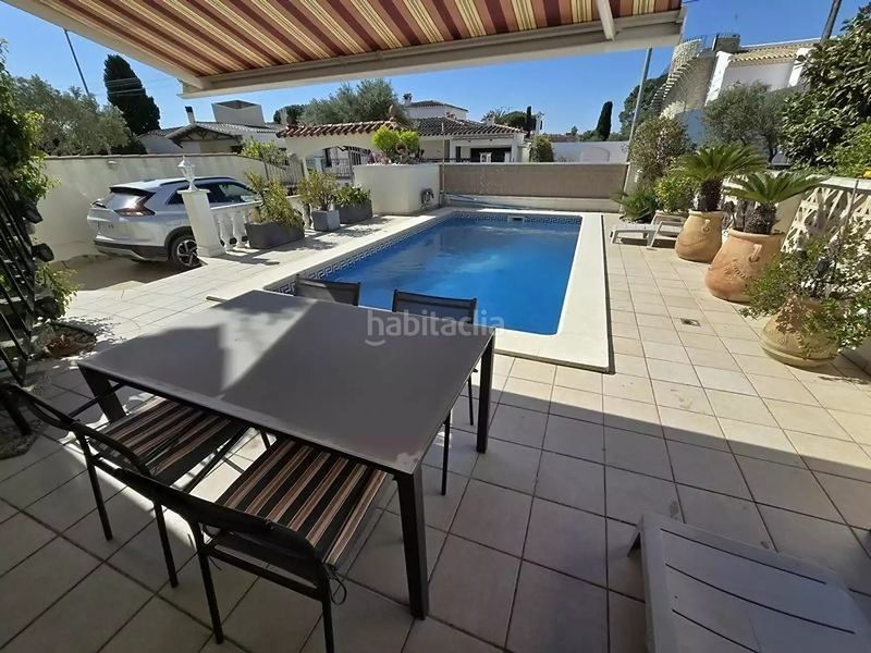 Foto 8f8423c2-b694-4898-9d54-49660bf30baa. Casa amb piscina a Peni Empuriabrava