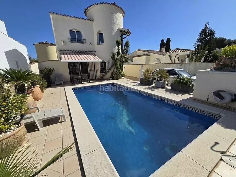 Foto fa703aec-0815-4a98-bc11-ac6be7dfd81d. Casa amb piscina a Peni Empuriabrava
