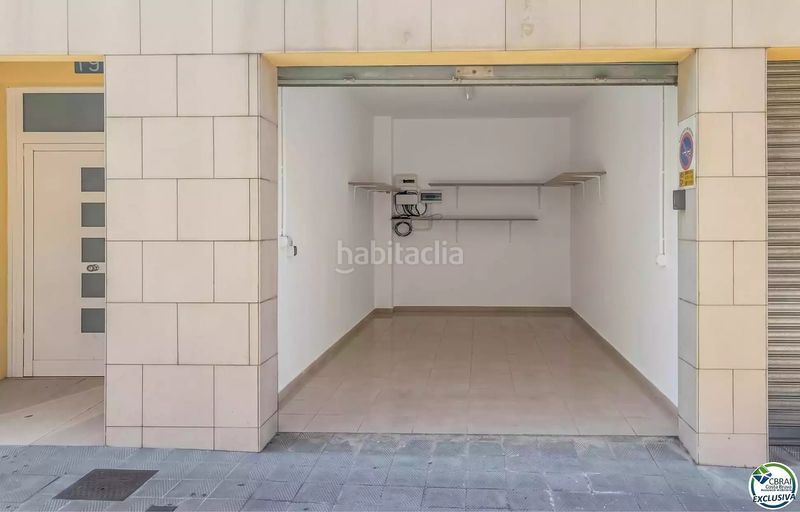 Foto 0056a5ee-813b-4ee9-a500-472df3975518. Aparcament cotxe a Centre Roses