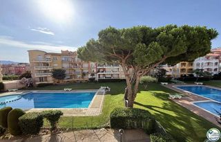 Pis  Gran reserva. Apartamento con terraza y piscina en empuriabrava