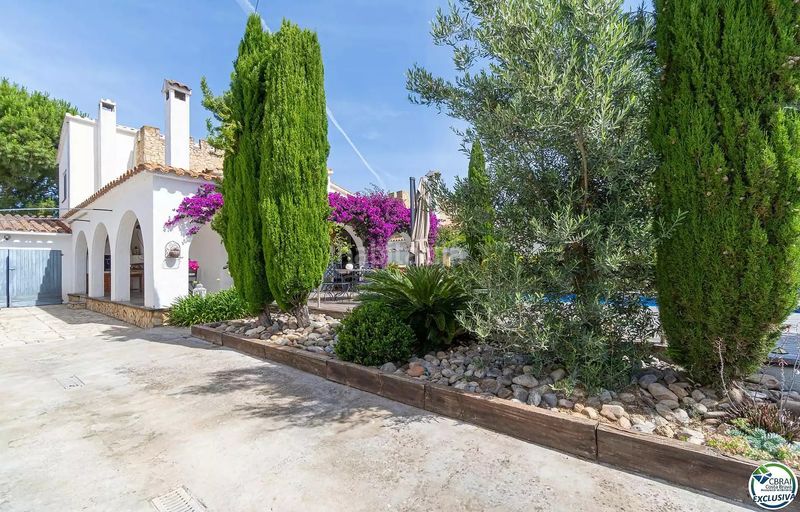 Foto a0d0ecef-5e14-486a-a19b-d40186e53c4a. Casa amb piscina a Peni Empuriabrava