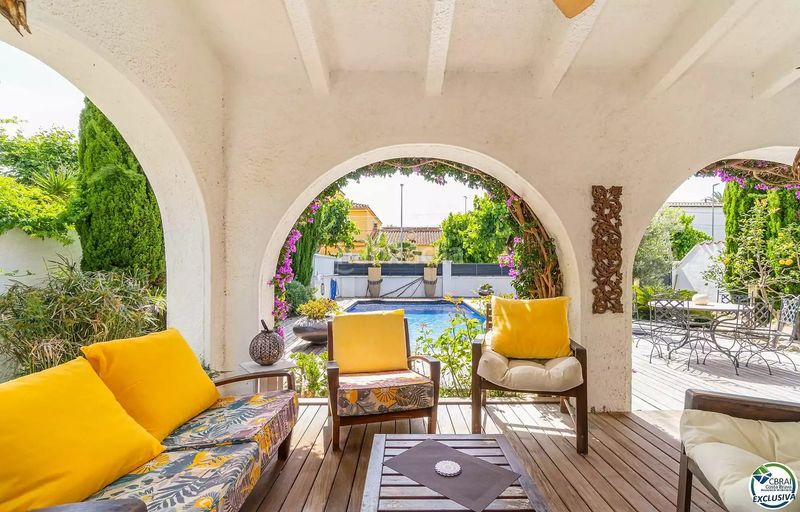 Foto abd1ffb0-5d18-41d3-a78c-29c111493313. Casa amb piscina a Peni Empuriabrava