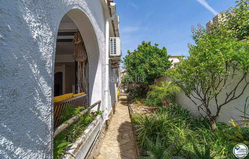 Foto ba350980-ffeb-4034-8429-a14e3c10157a. Casa amb piscina a Peni Empuriabrava