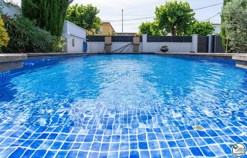 Foto bed59183-91a0-495c-9394-be2c08ff08f3. Casa amb piscina a Peni Empuriabrava
