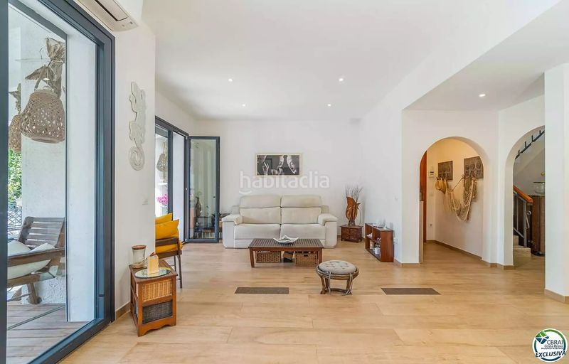 Foto bfdfeff9-02bd-4544-95c5-8deee0006915. Casa amb piscina a Peni Empuriabrava