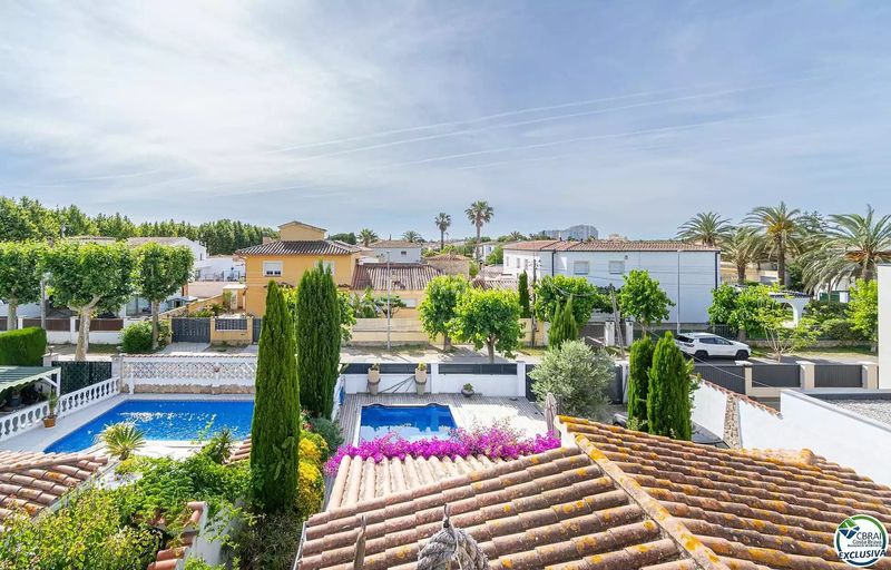 Foto d43279a7-0e6f-4add-9762-be2ccdc53b5a. Casa amb piscina a Peni Empuriabrava