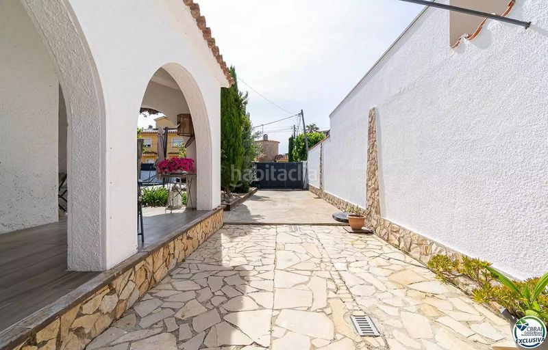 Foto db0f3290-b100-4897-92d5-f53a3bfbb414. Casa amb piscina a Peni Empuriabrava