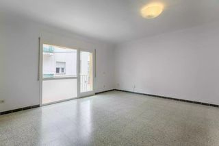 Flat  De cristofòr colom. Vive roses a pie amplio piso con 3 dormitorios y 2 terrazas a 35