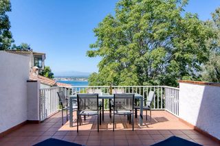 Pis  Cant dels ocells. Apartamento con amplia terraza y vistas al mar en puig rom, rose