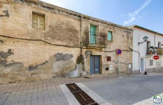 House  Carrer nou 32. Autenticidad y potencial casa de pueblo con voltes catalanes en