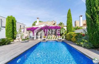 Casa a Carrer peni 153. Espectacular casa reformada con piscina en empuriabrava