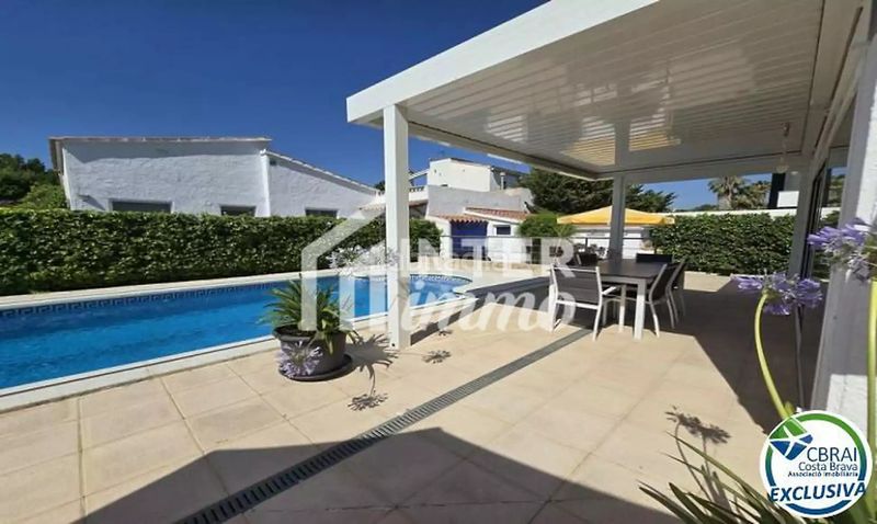 Foto 5bee3684-438d-4e37-bf68-a5e5d371a846. Casa a carrer montseny 82 a Carlit - Montseny Empuriabrava