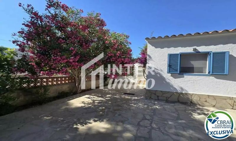 Foto 6514e79d-e23a-497f-9fb1-660412f637ee. Casa a carrer montseny 82 a Carlit - Montseny Empuriabrava