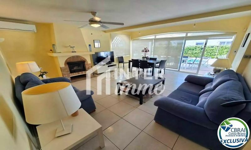 Foto 6efda4fb-e42c-4d5b-beea-97ae6c37ae74. Casa a carrer montseny 82 a Carlit - Montseny Empuriabrava