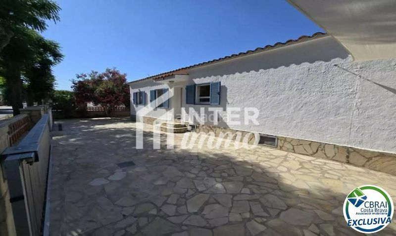 Foto ac485372-abd4-4be6-95d8-f608d6e00d06. Casa a carrer montseny 82 a Carlit - Montseny Empuriabrava