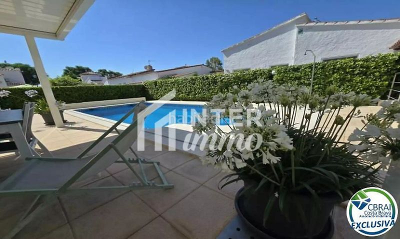 Foto df7978f1-30dd-4de0-8727-cb2d935ea838. Casa a carrer montseny 82 a Carlit - Montseny Empuriabrava