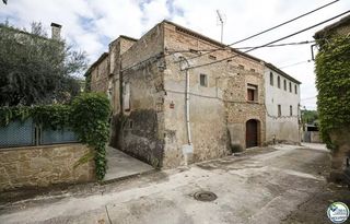 Casa  Carrer de l'esglesia 1. Casa del siglo xix con amplio terreno en palau de santa eulalia