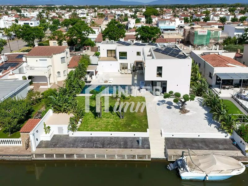 Foto 054fc13b-1827-4139-aa2e-dae2db8bd392. Casa a sector medes 17 a Cap Ras - Creus - Falconera Empuriabrava