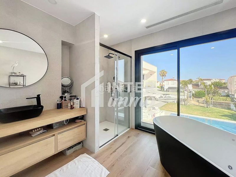Foto 404f45fb-a7d2-4487-8508-8585395f66a7. Casa a sector medes 17 a Cap Ras - Creus - Falconera Empuriabrava