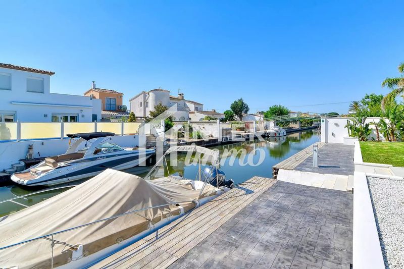 Foto 4d0dc013-7073-4bee-9a10-4a2b14c51f9c. Casa a sector medes 17 a Cap Ras - Creus - Falconera Empuriabrava