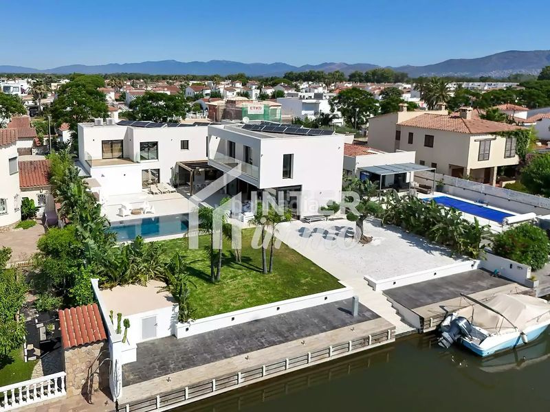 Foto a75abf37-b827-48ac-94ed-ecdf9c59444f. Casa a sector medes 17 a Cap Ras - Creus - Falconera Empuriabrava