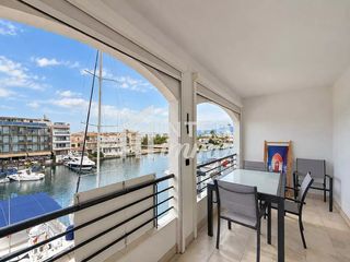 Pis  Sector salins 21-23. Se vende magnífico apartamento con vistas al canal parking y tra